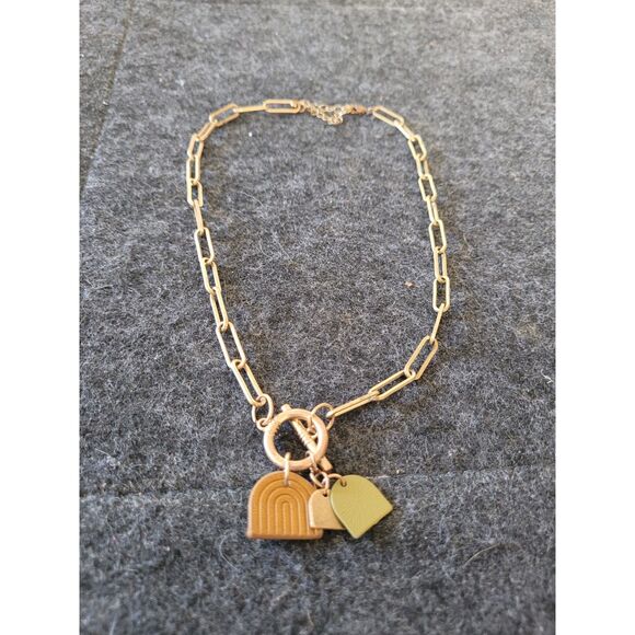 Unique Gold tone Paperclip necklace with rainbow arch charms, in good condition - Picture 2 of 3